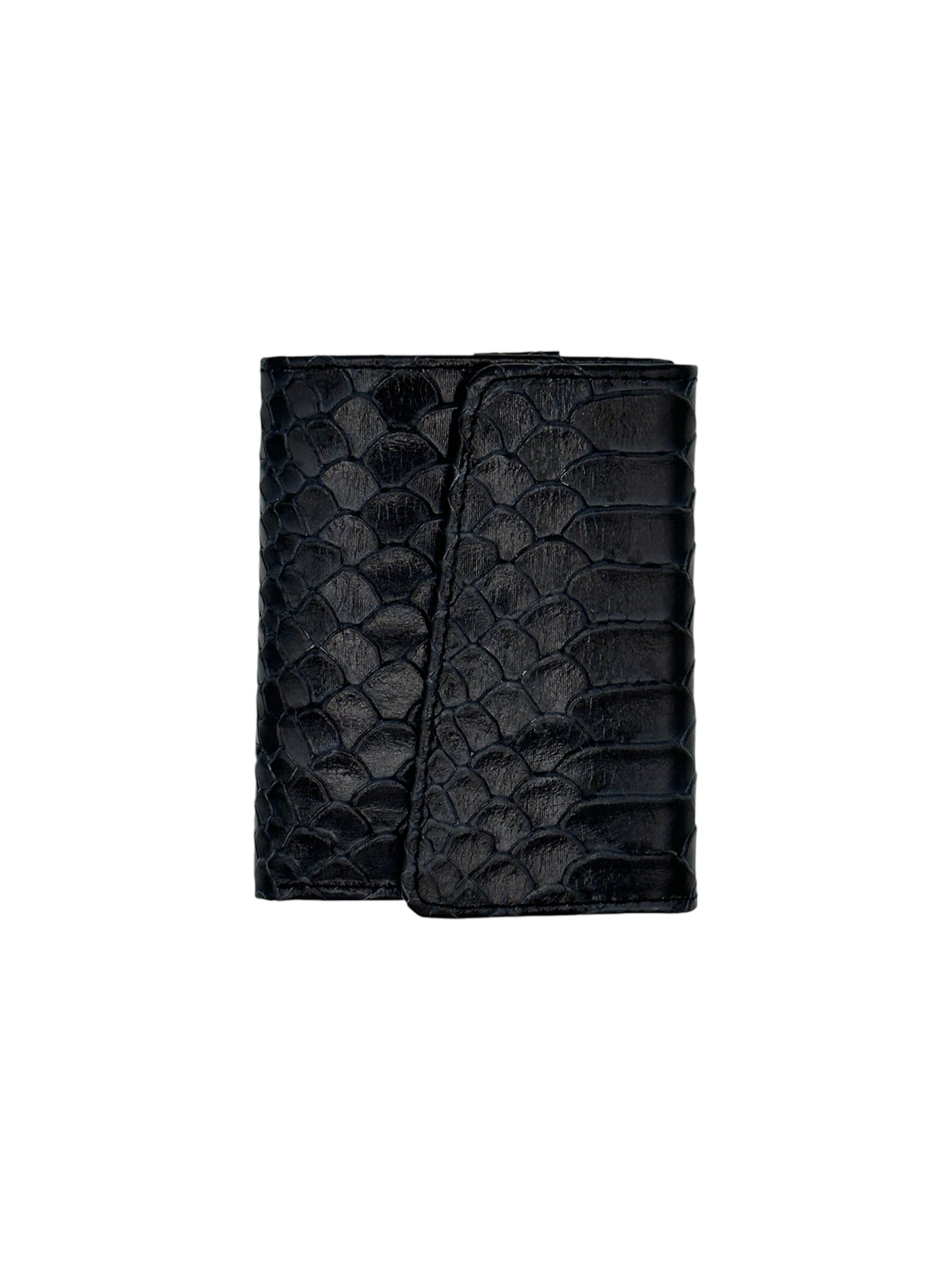 Descubre la elegancia en cada detalle con la billetera Altobello’s Gran Reserva.

Inspirada en el lujo atemporal, esta billetera combina un exterior con textura tipo cocodrilo que impone presencia, con un interior rojo que revela sofisticación y exclusividad.

Diseñada para hombres que buscan más que un accesorio: buscan identidad, estilo y calidad en cada pieza.

Altobello’s no es solo una billetera… es una declaración de carácter.